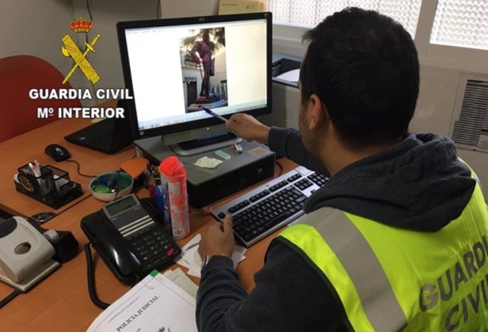 Un agente de la Guardia Civil en la investigación de los daños a la estatua