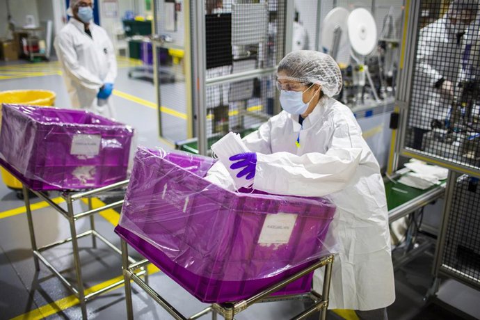 Imagen de una empleada de Ford produciendo mascarillas.