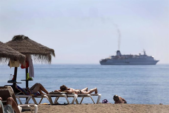 Bañistas disfrutan de la playa de La Malagueta, donde Málaga y provincia está en aviso naranja por altas temperaturas. En Málaga (Andalucía, España), a 28 de agosto de 2020.