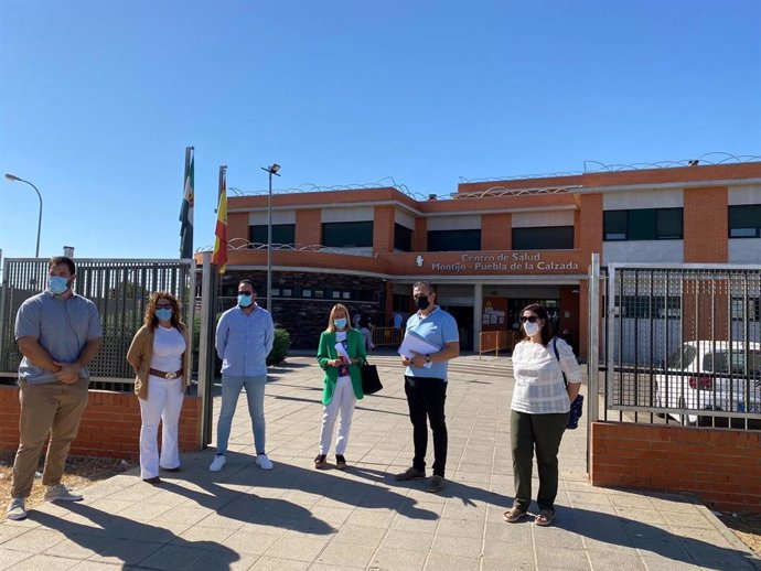 Elena Nevado y otros dirigentes del PP en el centro de salud de Montijo.