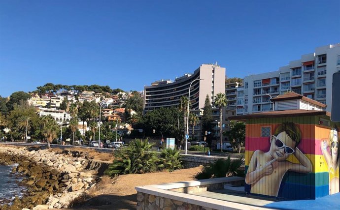 Dos nuevos aseos con desinfección automática en la zona de la Caleta, a la altura del parque deportivo del Morlaco, en Málaga