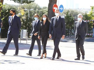 Don Felipe y Doña Letizia a su llegada al tanatorio de Jaime Carvajal