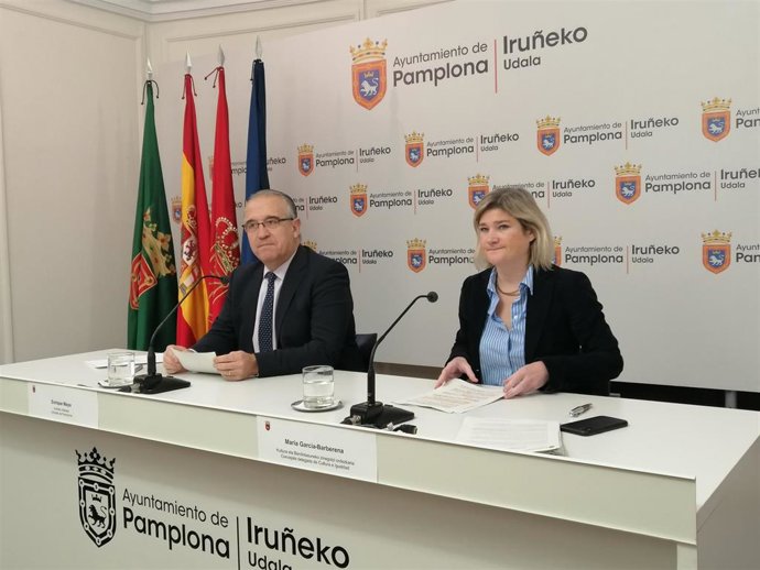 El alcalde de Pamplona, Enrique Maya, y la concejala delegada de Cultura e Igualdad, María García-Barberena
