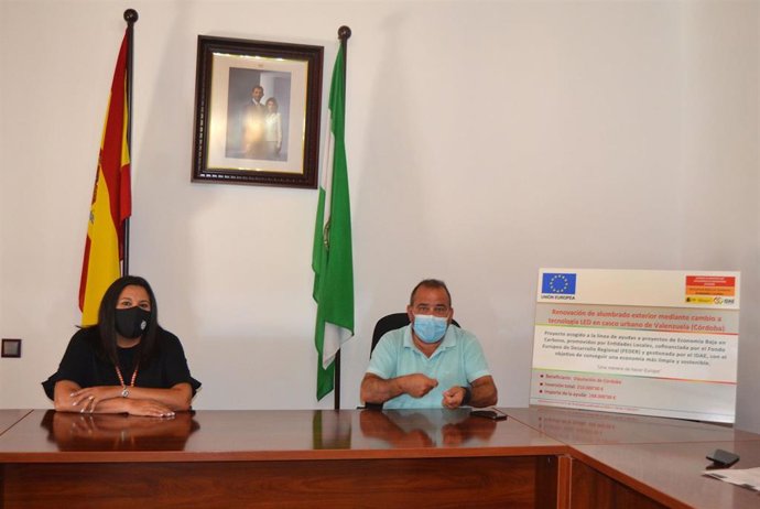 La delegada de Asistencia Económica a los Municipios y Mancomunidades de la Diputación de Córdoba, Dolores Amo, y el alcalde Valenzuela, Antonio Pedregosa