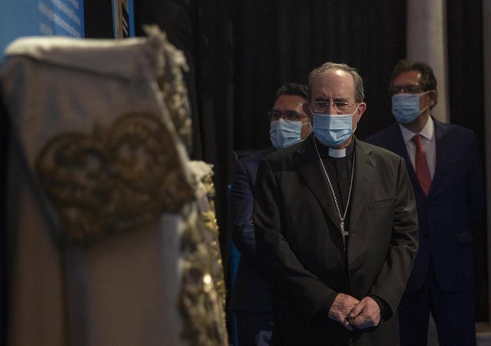 El arzobispo de Sevilla, Juan José Asenjo , en una imagen de archivo en la inauguración de la exposición 'Tengo Sed' 