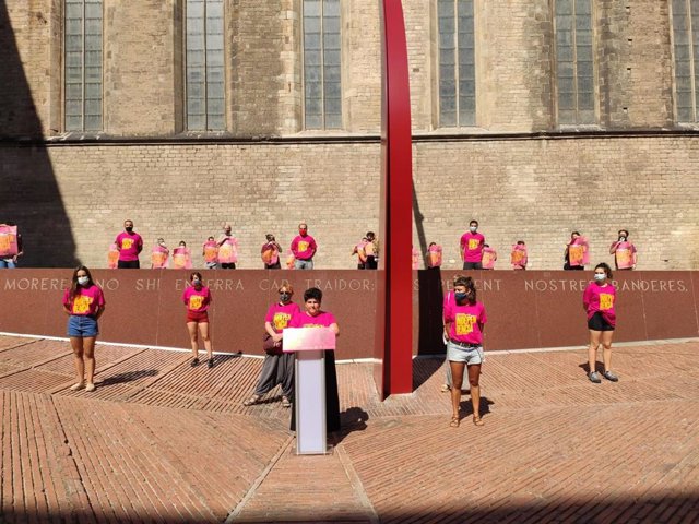 La portavoz de Arran, Adriana Roca, y la del Secretariat Nacional de la CUP, Maria Rovira, en una rueda de prensa en el Fossar de les Moreres.