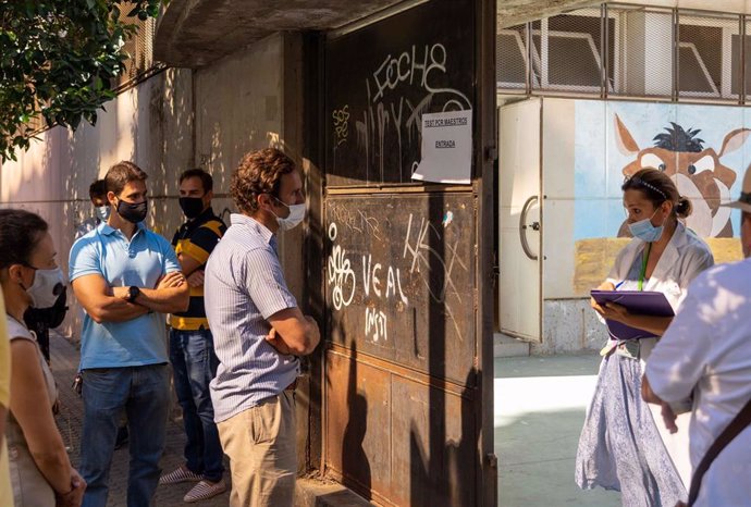 Profesores esperan en la puerta del instituto Murillo de Sevilla,a que le realicen las pruebas de PCR
