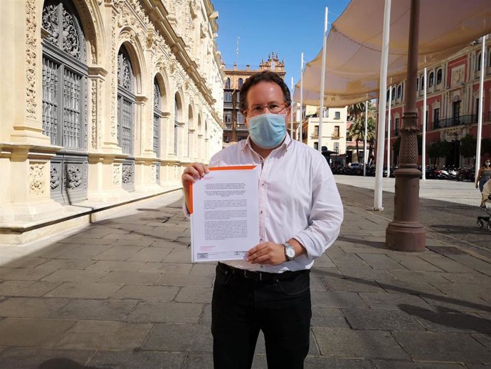 López Aparicio, edil de Cs, junto al Ayuntamiento de Sevilla