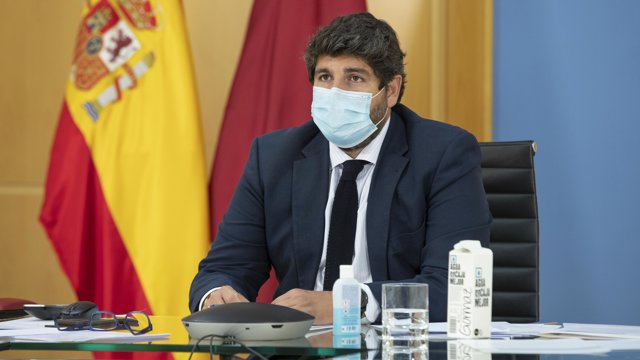 El jefe del Ejecutivo regional, Fernando López Miras, participa en la reunión por vía telemática de dirigentes autonómicos con el presidente del Gobierno central, Pedro Sánchez.