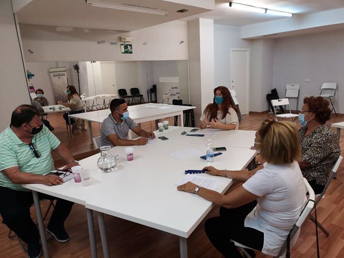 La edil de Adelante, Susana Serrano, en una reunión con el sector feriante