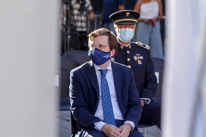 El alcalde de Madrid, José Luis Martínez-Almeida, asiste al acto de homenaje a los diez bomberos fallecidos en el incendio de los Almacenes Arias, en Madrid  (España), a 4 de septiembre de 2020. El suceso ocurrió en 1987 y  ahora se cumplen 33 años. En 