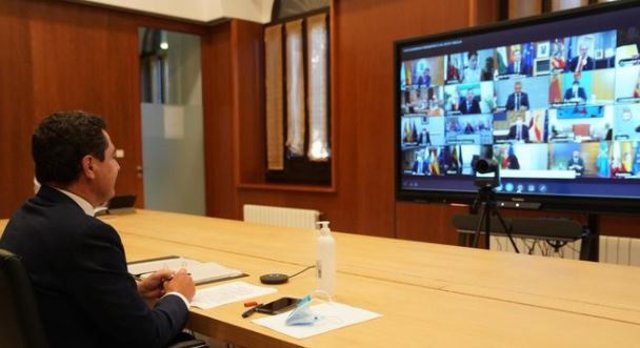 El presidente de la Junta de Andalucía, Juanma Moreno, participa por vía telemática en la reunión de la Conferencia de Presidentes este 4 de septiembre