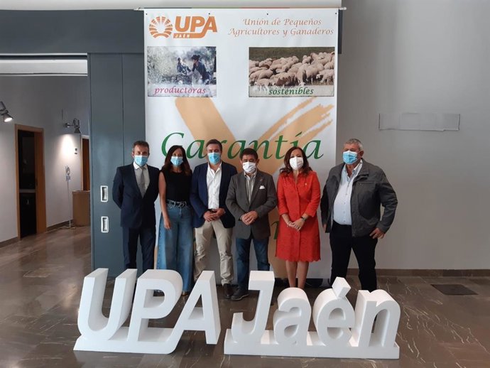 Catalina Madueño (2d), junto a otras autoridades y responsables de UPA.