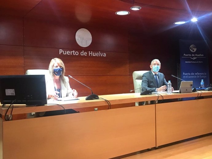 La presidenta de la Autoridad Portuaria de Huelva (APH), Pilar Miranda, junto con el director de la APH, Ignacio Álvarez-Ossorio.