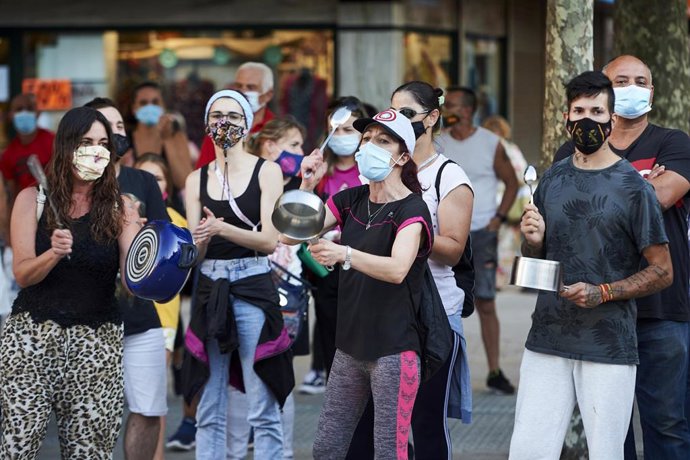 Vecinos de Santoña se concentran en una cacerolada contra las medidas de confinamiento relativo en Santoña el 3 de septiembre.