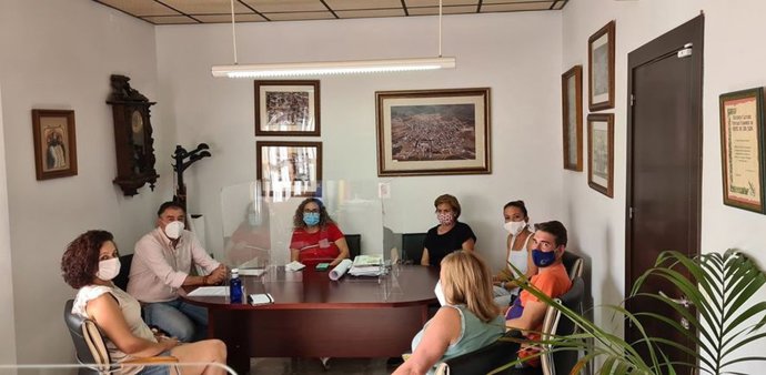 Reunión del alcalde de Navas de San Juan con representantes de las Ampa