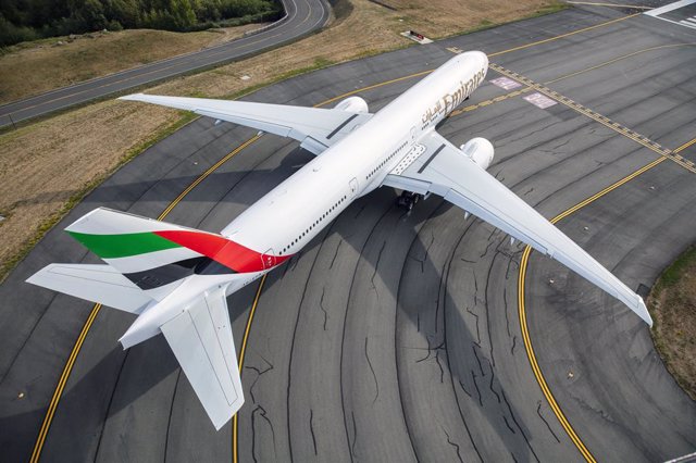 Avión de Emirates en pista