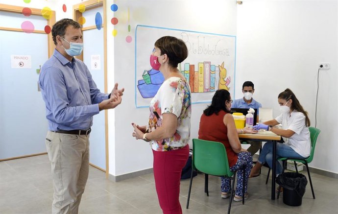 Los concejales de Pedanías y Barrios, Marco Antonio Fernández, y Deportes y Salud, Felipe Coello, han visitado esta mañana la Escuela Infantil de La Paz