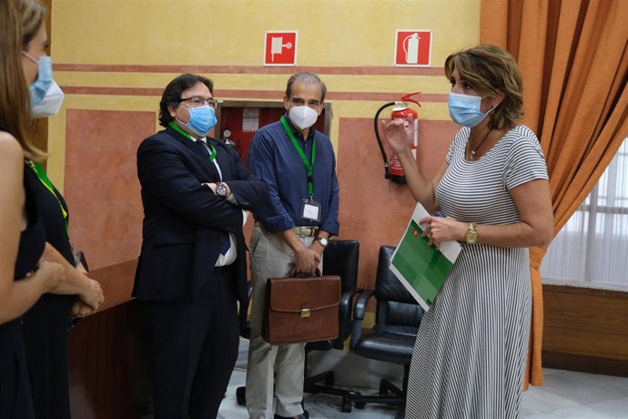 Imagen del encuentro este viernes de la secretaria general del PSOE-A, Susana Díaz, con la Asociación de Inspectores de Andalucía.