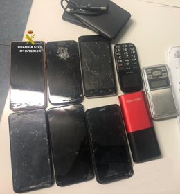 Teléfonos móviles intervenidos al detenido, presuntamente robados.