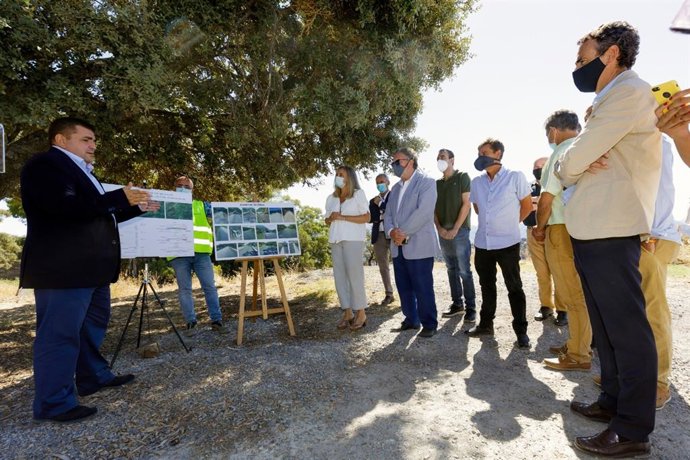A consejera de Fomento, Infraestructuras y Ordenación del Territorio, Marifrán Carazo, visita las obras de la carretera que conecta la Sierra de Cádiz con la Serranía de Ronda (A-373)