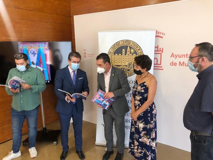El concejal de Cultura y Recuperación del Patrimonio, Jesús Pacheco, presenta el Anuario Festero