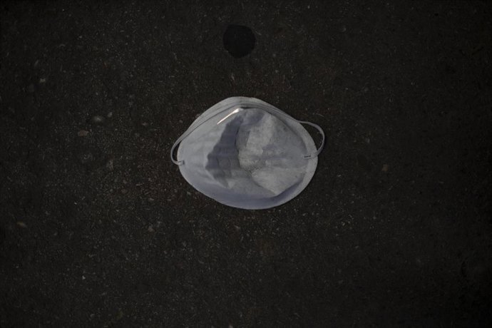 Una mascarila FPP2, en el suelo.