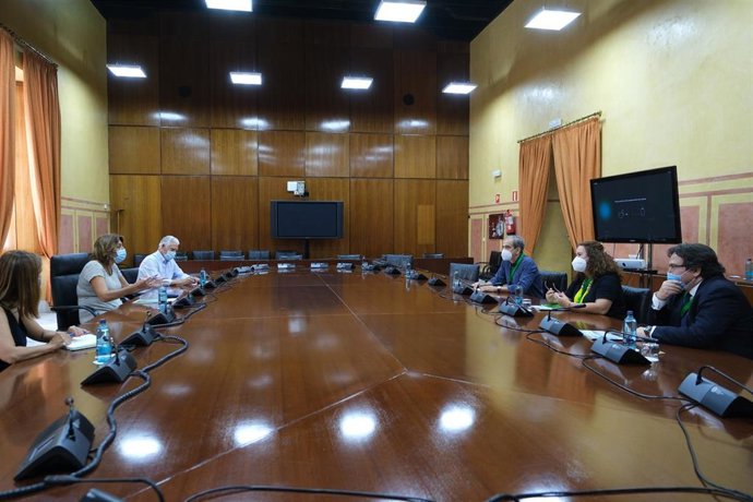 Imagen del encuentro de este viernes de la secretaria general del PSOE-A, Susana Díaz, con la Asociación de Inspectores de Educación.