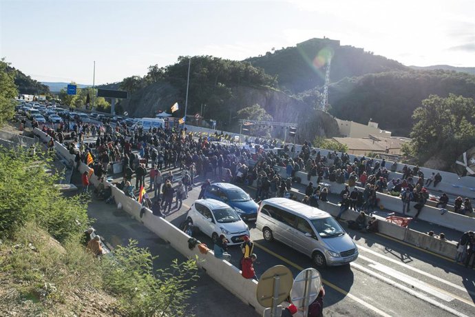 Una multitud de personas corta la carretera de la AP-7 en La Jonquera (Girona),  una acción convocada por Tsunami Democrtic, en  La Jonquera /Girona /Catalunya (España), a 11 de noviembre de 2019.