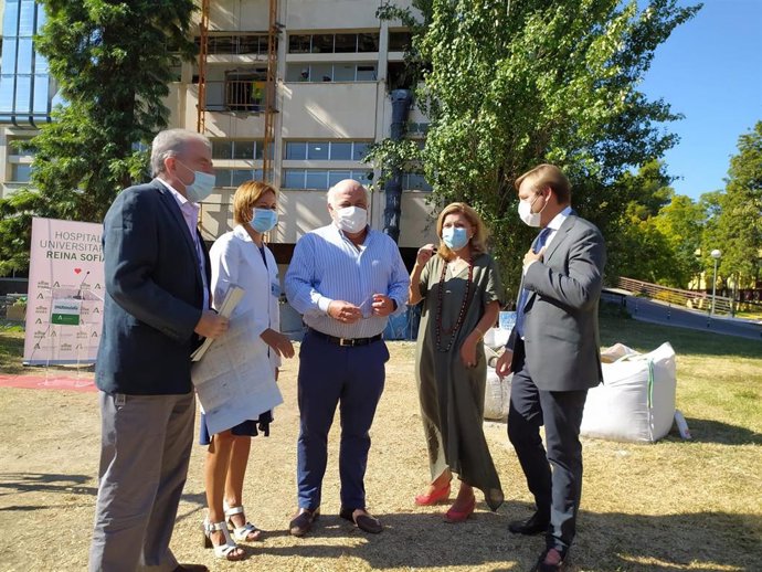 Jesús Aguirre (centro), ante una de las intervenciones que se ejecutan en el Reina Sofía de Córdoba.