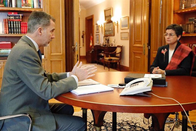 El Rey Felipe VI durante una reunión en abril con la ministra de Asuntos Exteriores, UE y Cooperación, Arancha González Laya, para analizar la situación generada por la crisis del Covid-19, en el Palacio de la Zarzuela.