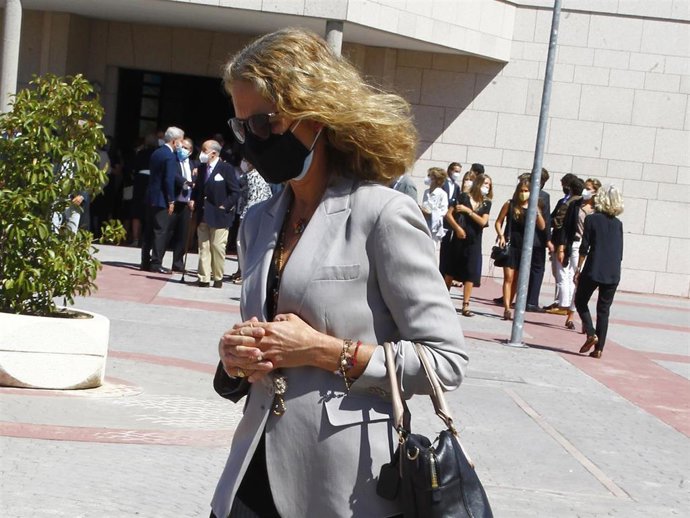 La Infanta Elena sale cabizbaja del entierro de Jaime Carvajal