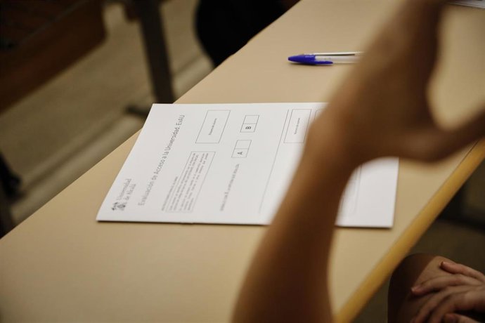 Vista de un examen en un pupitre