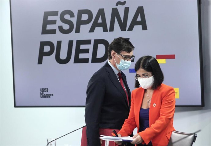 La ministra de Política Territorial y Función Pública, Carolina Darias, y el ministro de Sanidad, Salvador Illa