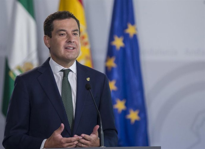 El presidente de la Junta de Andalucía, Juanma Moreno, atiende a los medios de comunicación tras participar en la Conferencia de Presidentes de Comunidades Autónomas convocada por el presidente del Gobierno, Pedro Sánchez. En el Palacio de San Telmo, Se