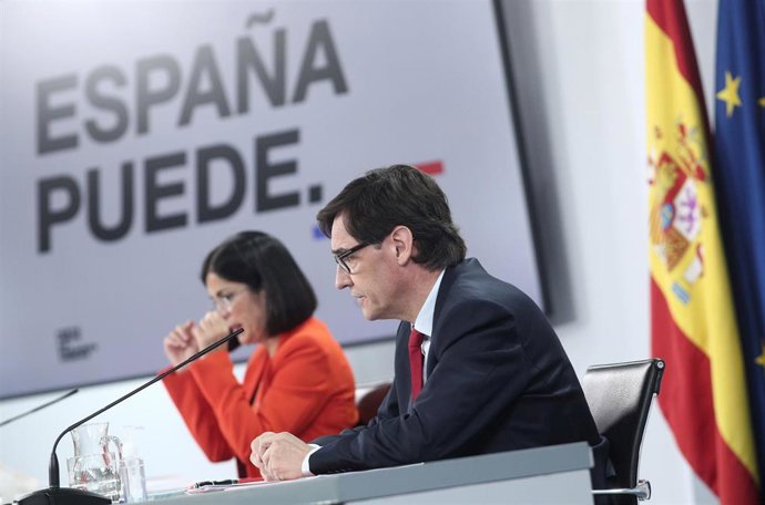 La ministra de Política Territorial y Función Pública, Carolina Darias, y el ministro de Sanidad, Salvador Illa, en rueda de prensa en el Palacio de la Moncloa tras la celebración de la Conferencia de Presidentes autonómicos.