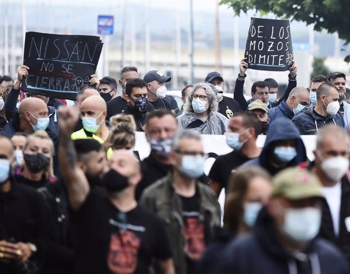 Trabajadores de Nissan Barcelona levantan el brazo como signo de protesta en una manifestación por el cierre de sus instalaciones catalanas. 