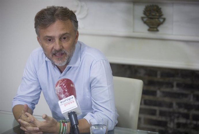 El portavoz del Grupo Parlamentario Socialista, José Fiscal, durante la entrevista concedida a Europa Press. En Sevilla (Andalucía, España), a 18 de agosto de 2020.