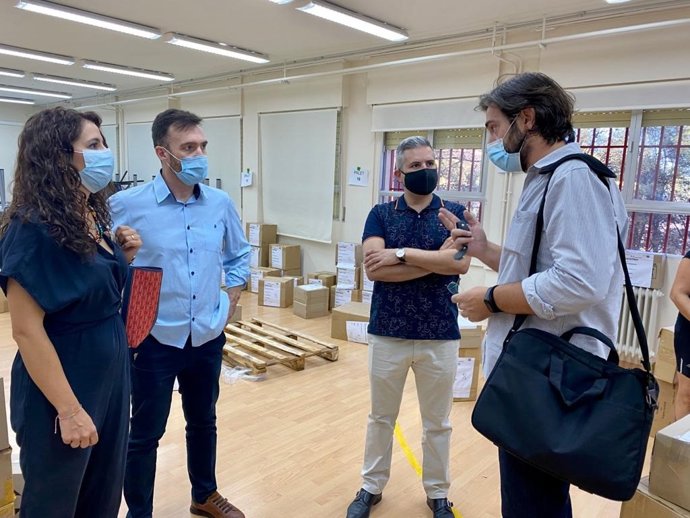 Reparto de material de protección entre el personal de los centros escolares de Jaén.
