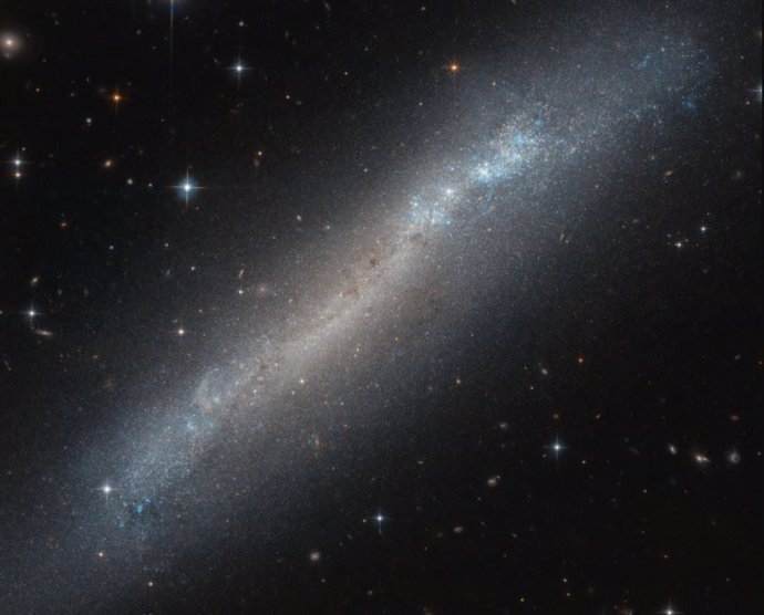 Una galaxia inclinada en el punto de mira del telescopio Hubble