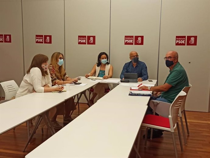 El Grupo Parlamentario Socialista de Córdoba con el presidente de los estanqueros (dcha.)