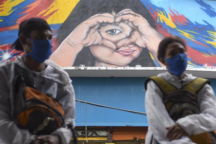 Personas con mascarilla en Caracas