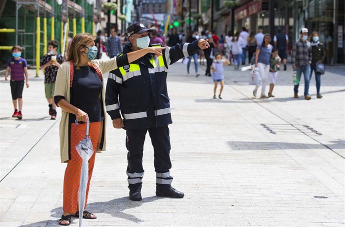 La cnsol major (alcaldesa) de Andorra la Vella habla con un agente de circulación en una de las vías más turísticas del país.