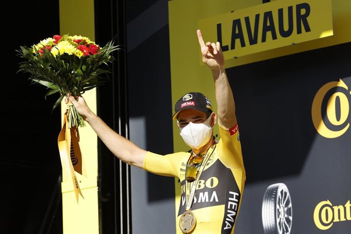 Wout van Aert celebrando su victoria en la séptima etapa del Tour de Francia 2020 en el podio