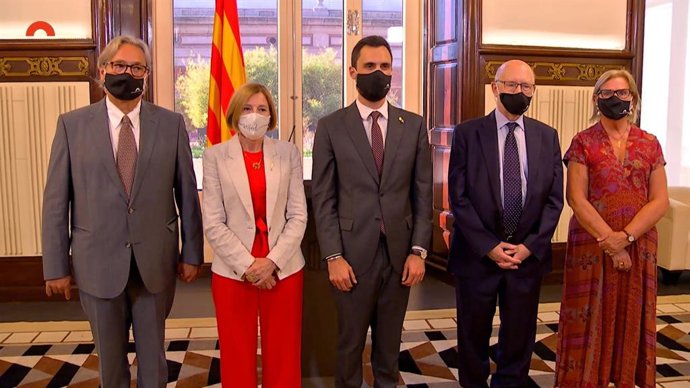 Ernest Benach, Carme Forcadell, Roger Torrent, Joan Rigol i Núria de Gispert a la declaració conjunta amb motiu dels 40 anys del restabliment del Parlament.