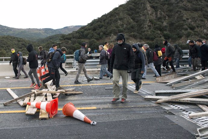 Una multitud de persones talla la carretera de l'AP-7 a La Jonquera (Girona),  una acció convocada per Tsunami Democrtic, a  La Jonquera /Girona /Catalunya (Espanya), a 11 de novembre de 2019.