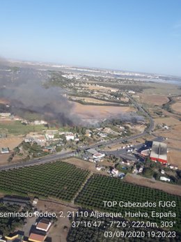 Imagen aérea de la zona donde se declaró un incendio forestal en Aljaraque, ya extinguido.