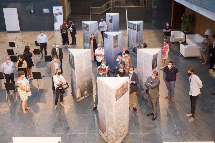 Inauguración de la exposición 'El conocimiento en el Camino' en el Parlamento de Navarra