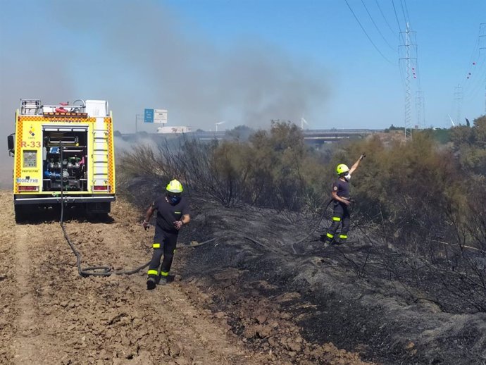 Intervención de los bomberos en un incendio en Chiclana