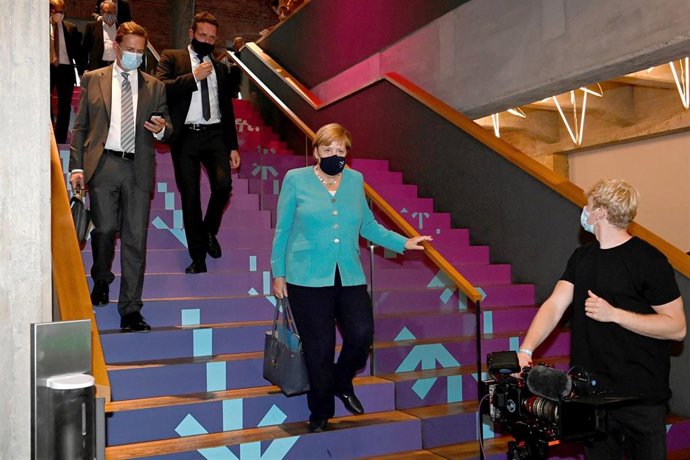 Angela Merkel sale de una reunión del comité ejecutivo del grupo parlamentario CDU/CSU